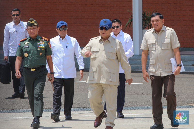 Presiden Prabowo Serahkan Pesawat Airbus A-400M/MRTT Alpha 4001 ke Panglima TNI di Landasan Udara (Lanud) Halim Perdana Kusuma, Jakarta, Senin (3/11/2025). (CNBC Indonesia/Faisal Rahman)