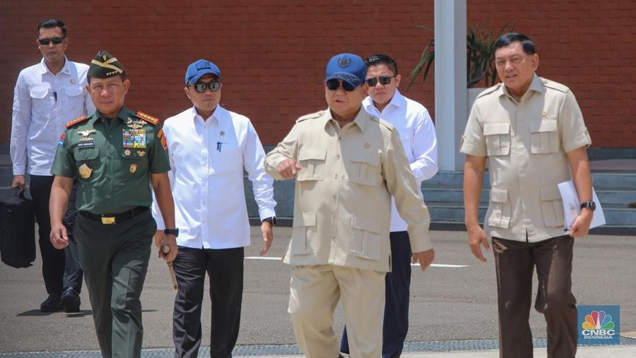 Presiden Prabowo Serahkan Pesawat Airbus A-400M/MRTT Alpha 4001 ke Panglima TNI di Landasan Udara (Lanud) Halim Perdana Kusuma, Jakarta, Senin (3/11/2025). (CNBC Indonesia/Faisal Rahman)