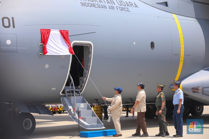 Presiden Prabowo Serahkan Pesawat Airbus A-400M/MRTT Alpha 4001 ke Panglima TNI di Landasan Udara (Lanud) Halim Perdana Kusuma, Jakarta, Senin (3/11/2025). (CNBC Indonesia/Faisal Rahman)