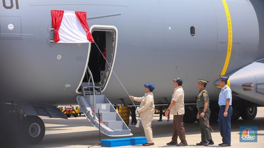 Presiden Prabowo Serahkan Pesawat Airbus A-400M/MRTT Alpha 4001 ke Panglima TNI di Landasan Udara (Lanud) Halim Perdana Kusuma, Jakarta, Senin (3/11/2025). (CNBC Indonesia/Faisal Rahman)