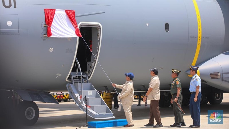 Presiden Prabowo Serahkan Pesawat Airbus A-400M/MRTT Alpha 4001 ke Panglima TNI di Landasan Udara (Lanud) Halim Perdana Kusuma, Jakarta, Senin (3/11/2025). (CNBC Indonesia/Faisal Rahman)