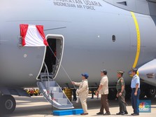 Foto: Presiden Prabowo Subianto di sisi pesawat Airbus A-400M/MRTT Alpha 4001 di Pangkalan Udara Halim Perdanakusuma, Jakarta Timur, Senin (3/11/2025). (CNBC Indonesia/Faisal Rahman)