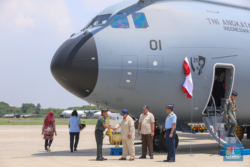 Presiden Prabowo Serahkan Pesawat Airbus A-400M/MRTT Alpha 4001 ke Panglima TNI di Landasan Udara (Lanud) Halim Perdana Kusuma, Jakarta, Senin (3/11/2025). (CNBC Indonesia/Faisal Rahman)