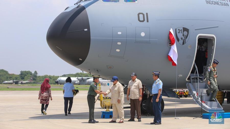 Presiden Prabowo Serahkan Pesawat Airbus A-400M/MRTT Alpha 4001 ke Panglima TNI di Landasan Udara (Lanud) Halim Perdana Kusuma, Jakarta, Senin (3/11/2025). (CNBC Indonesia/Faisal Rahman)