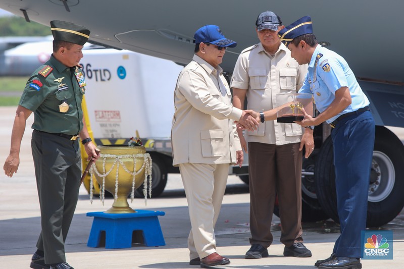 Presiden Prabowo Serahkan Pesawat Airbus A-400M/MRTT Alpha 4001 ke Panglima TNI di Landasan Udara (Lanud) Halim Perdana Kusuma, Jakarta, Senin (3/11/2025). (CNBC Indonesia/Faisal Rahman)