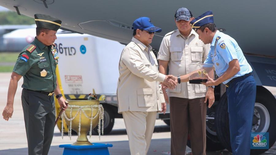 Presiden Prabowo Serahkan Pesawat Airbus A-400M/MRTT Alpha 4001 ke Panglima TNI di Landasan Udara (Lanud) Halim Perdana Kusuma, Jakarta, Senin (3/11/2025). (CNBC Indonesia/Faisal Rahman)