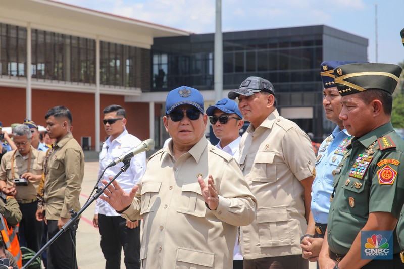 Presiden Prabowo Serahkan Pesawat Airbus A-400M/MRTT Alpha 4001 ke Panglima TNI di Landasan Udara (Lanud) Halim Perdana Kusuma, Jakarta, Senin (3/11/2025). (CNBC Indonesia/Faisal Rahman)