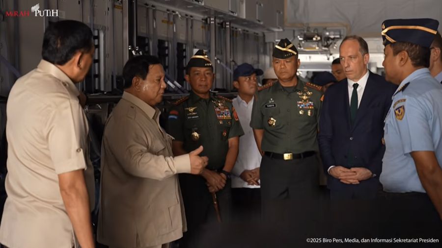 Presiden Prabowo Serahkan Pesawat Airbus A-400M/MRTT Alpha 4001 ke Panglima TNI, Senin (3/11/2025). (Tangkapan Layar Youtube/Sekretariat Presiden)