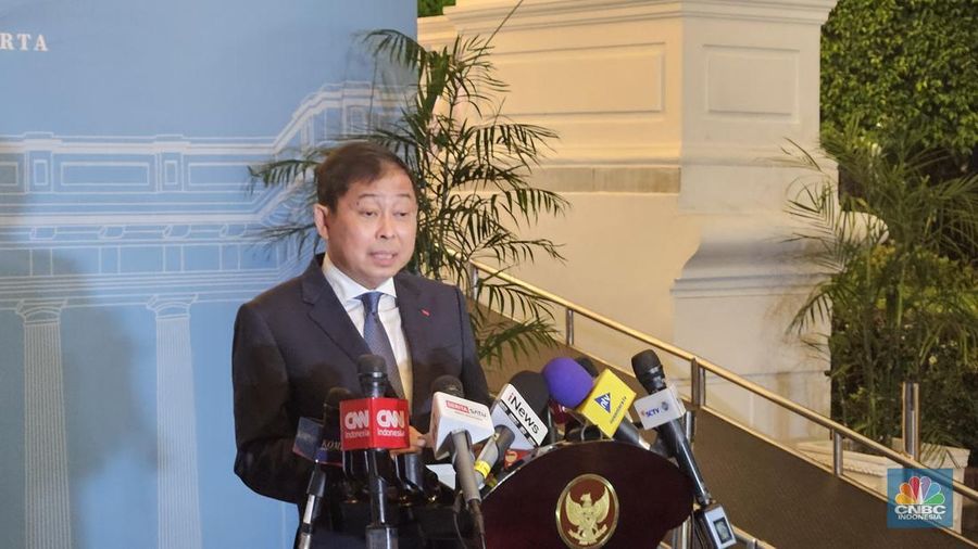 Presiden Prabowo Subianto menerima mantan Menteri Perhubungan dan Direktur Utama PT KAI (Persero) Ignasius Jonan di Istana Negara, Senin (3/11/2025). (CNBC Indonesia/Emir Yanwardhana)