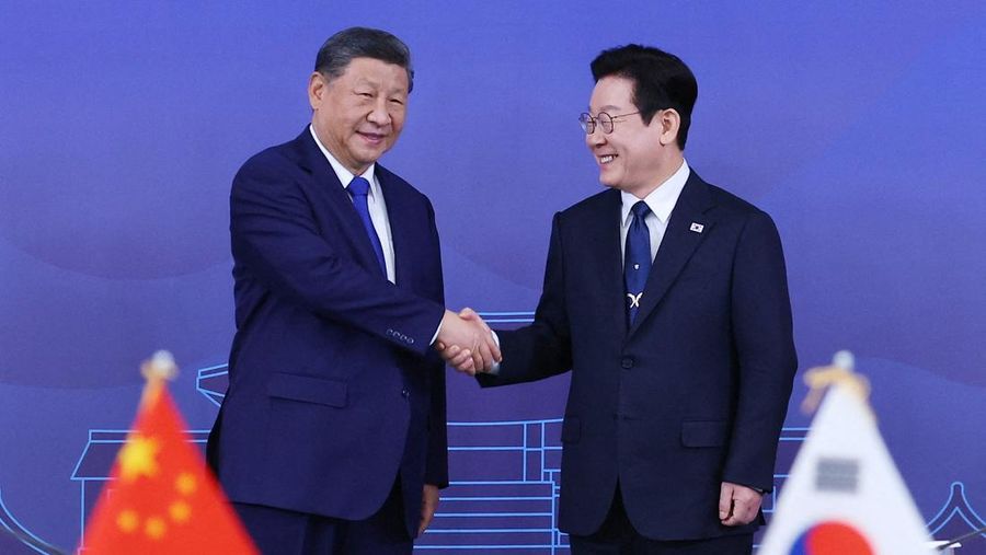 Presiden Tiongkok Xi Jinping berjabat tangan dengan Presiden Korea Selatan Lee Jae Myung selama pertemuan mereka di Gyeongju, Korea Selatan, 1 November 2025. (Yonhap via REUTERS)