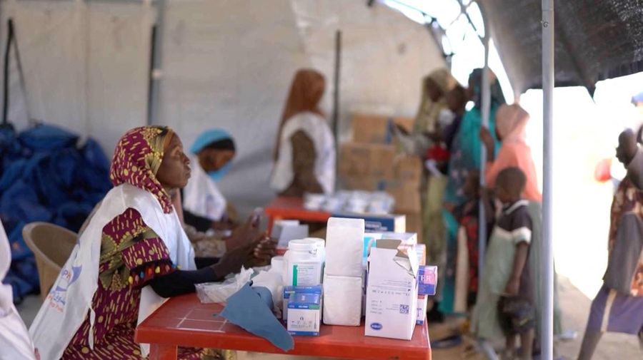 Ratusan pengungsi warga Sudan berkumpul dan berlindung di pinggiran kota Tawil, setelah mereka menempuh perjalanan panjang untuk melarikan diri dari kota al-Fashir di wilayah Darfur yang dilanda kekerasan oleh Pasukan Dukungan Cepat (RSF), Minggu (2/11/2025). (REUTERS/Mohammed Jamal)