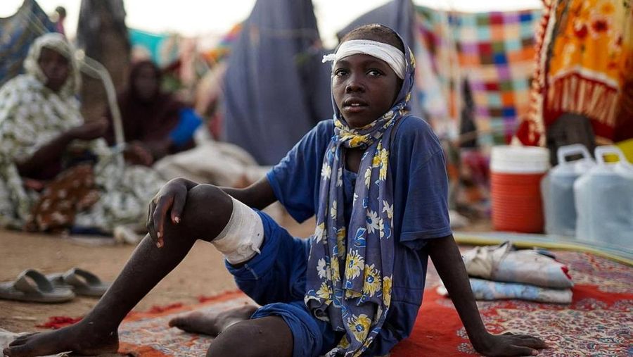 Ratusan pengungsi warga Sudan berkumpul dan berlindung di pinggiran kota Tawil, setelah mereka menempuh perjalanan panjang untuk melarikan diri dari kota al-Fashir di wilayah Darfur yang dilanda kekerasan oleh Pasukan Dukungan Cepat (RSF), Minggu (2/11/2025). (REUTERS/Mohammed Jamal)