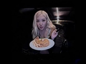Nyamm! Rose BLACKPINK Cicip Sate hingga Pad Thai selama Tur DEADLINE