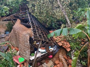 Belasan Rumah di Pamekasan Rusak Diamuk Hujan Campur Angin