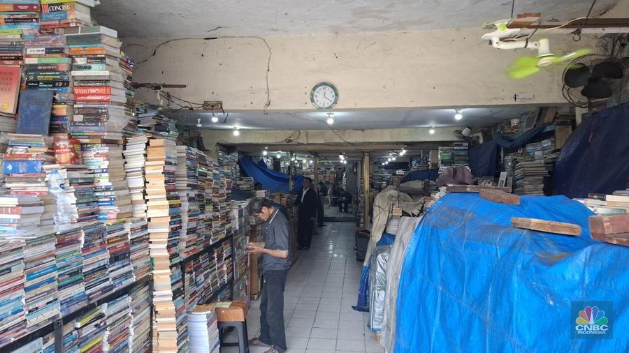 Sentra toko buku kawasan Kwitang, Jakarta Pusat masih cukup eksis meski kondisinya tak seramai dahulu sebelum makin eksisnya marketplace. (CNBC Indonesia/Chandra Dwi Pranata)