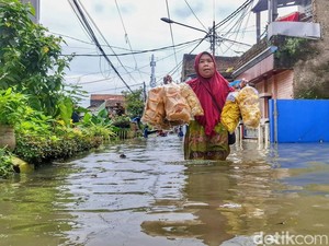 Semangat Yayah Terjang Banjir di Dayeuhkolot demi Jualan Kerupuk