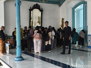 Keraton Solo Dibanjiri Pelayat, Beri Penghormatan Terakhir ke PB XIII