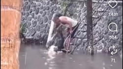 Viral Pria Lempar Kantong Penuh Sampah ke Tukad Badung