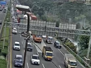 Video Truk Tangki Terguling di Tol Jakarta-Tangerang, Sempat Bikin Macet Panjang