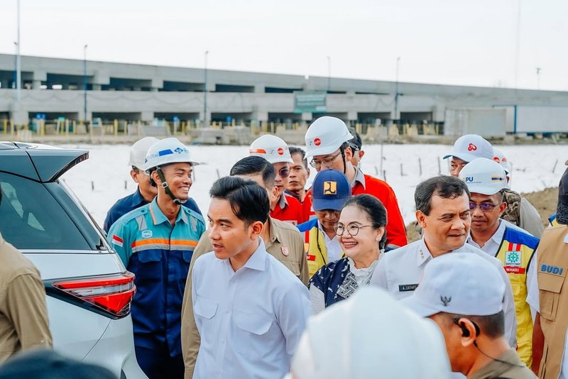 Wakil Presiden (Wapres) Gibran Rakabuming Raka meninjau ke Proyek Jalan Tol Semarang-Demak Seksi 1A, 1B & Kolam Retensi 1C. (Instagram/wikasemarak)