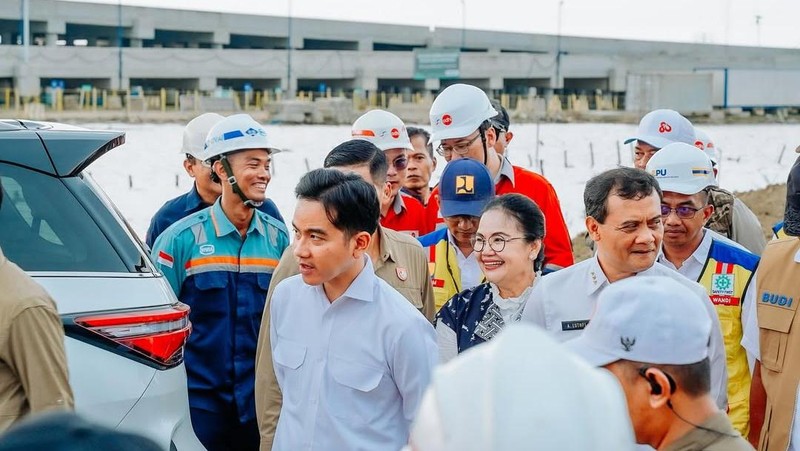 Wakil Presiden (Wapres) Gibran Rakabuming Raka meninjau ke Proyek Jalan Tol Semarang-Demak Seksi 1A, 1B & Kolam Retensi 1C. (Instagram/wikasemarak)