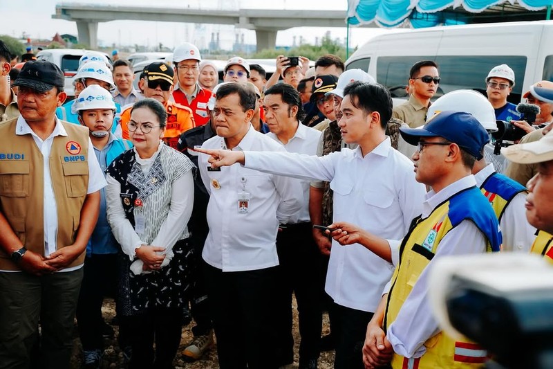 Wakil Presiden (Wapres) Gibran Rakabuming Raka meninjau ke Proyek Jalan Tol Semarang-Demak Seksi 1A, 1B & Kolam Retensi 1C. (Instagram/wikasemarak)