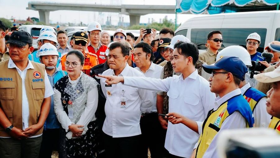 Wakil Presiden (Wapres) Gibran Rakabuming Raka meninjau ke Proyek Jalan Tol Semarang-Demak Seksi 1A, 1B & Kolam Retensi 1C. (Instagram/wikasemarak)