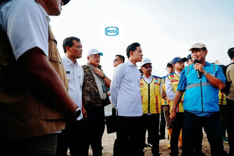 Wakil Presiden (Wapres) Gibran Rakabuming Raka meninjau ke Proyek Jalan Tol Semarang-Demak Seksi 1A, 1B & Kolam Retensi 1C. (Instagram/wikasemarak)