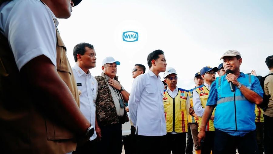 Wakil Presiden (Wapres) Gibran Rakabuming Raka meninjau ke Proyek Jalan Tol Semarang-Demak Seksi 1A, 1B & Kolam Retensi 1C. (Instagram/wikasemarak)