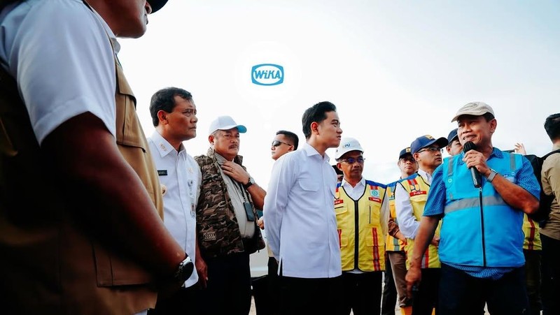 Wakil Presiden (Wapres) Gibran Rakabuming Raka meninjau ke Proyek Jalan Tol Semarang-Demak Seksi 1A, 1B & Kolam Retensi 1C. (Instagram/wikasemarak)