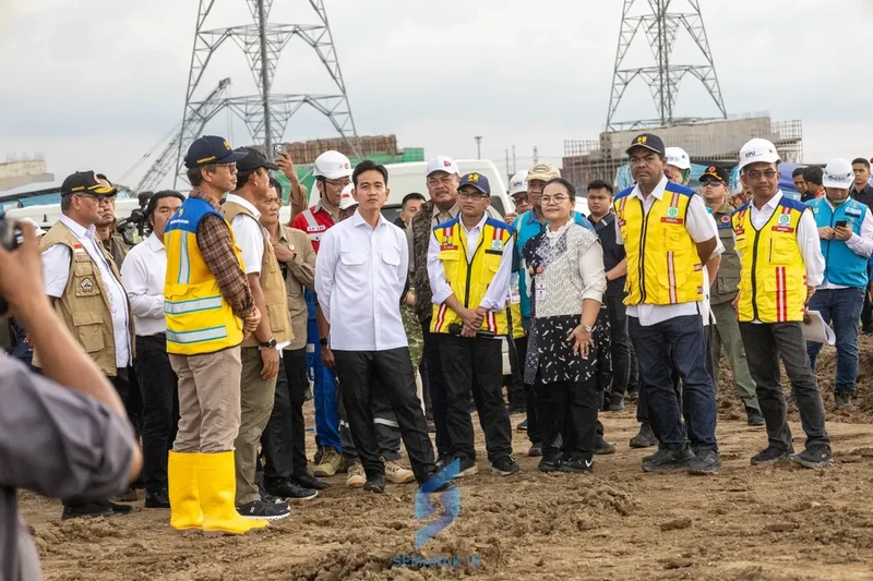 Wakil Presiden (Wapres) Gibran Rakabuming Raka meninjau ke Proyek Jalan Tol Semarang-Demak Seksi 1A, 1B & Kolam Retensi 1C. (Instagram/wikasemarak)