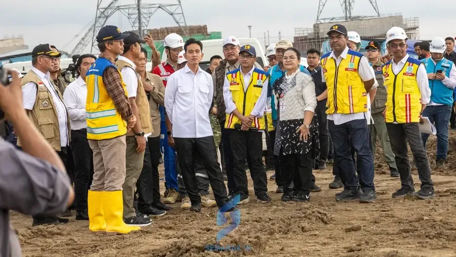 Wakil Presiden (Wapres) Gibran Rakabuming Raka meninjau ke Proyek Jalan Tol Semarang-Demak Seksi 1A, 1B & Kolam Retensi 1C. (Instagram/wikasemarak)