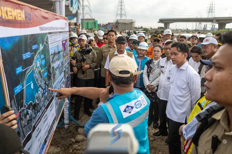 Wakil Presiden (Wapres) Gibran Rakabuming Raka meninjau ke Proyek Jalan Tol Semarang-Demak Seksi 1A, 1B & Kolam Retensi 1C. (Instagram/wikasemarak)