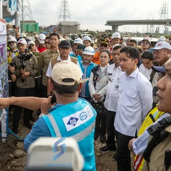 Terjang Jalanan Tanah, Gibran Blusukan ke Proyek Tol Semarang-Demak