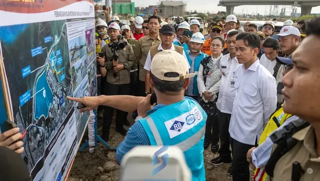 Terjang Jalanan Tanah, Gibran Blusukan ke Proyek Tol Semarang-Demak