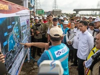 Terjang Jalanan Tanah, Gibran Blusukan ke Proyek Tol Semarang-Demak