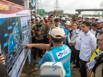 Terjang Jalanan Tanah, Gibran Blusukan ke Proyek Tol Semarang-Demak