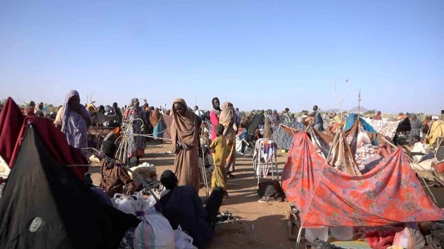 Ratusan pengungsi warga Sudan berkumpul dan berlindung di pinggiran kota Tawil, setelah mereka menempuh perjalanan panjang untuk melarikan diri dari kota al-Fashir di wilayah Darfur yang dilanda kekerasan oleh Pasukan Dukungan Cepat (RSF), Minggu (2/11/2025). (REUTERS/Mohammed Jamal)