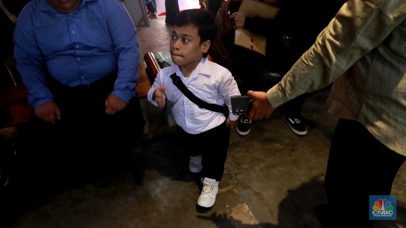 Zidan, pemuda berusia 20 tahun asal Depok yang hidup dengan kondisi dwarfisme, tampak antusias saat berkeliling area bursa kerja di gelaran Job Fair dan Upskilling Disabilitas di Taman Ismail Marzuki (TIM), Jakarta Pusat, Senin (3/11/2025). (CNBC Indonesia/Muhammad Sabki)