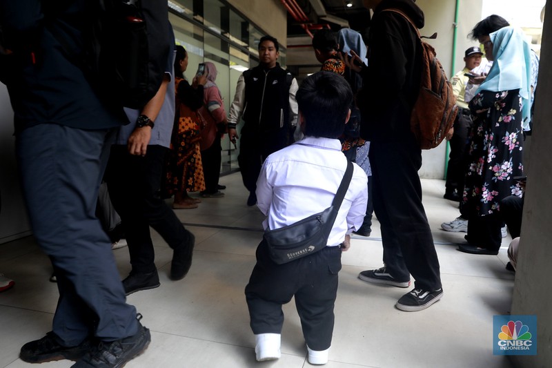 Zidan, pemuda berusia 20 tahun asal Depok yang hidup dengan kondisi dwarfisme, tampak antusias saat berkeliling area bursa kerja di gelaran Job Fair dan Upskilling Disabilitas di Taman Ismail Marzuki (TIM), Jakarta Pusat, Senin (3/11/2025). (CNBC Indonesia/Muhammad Sabki)