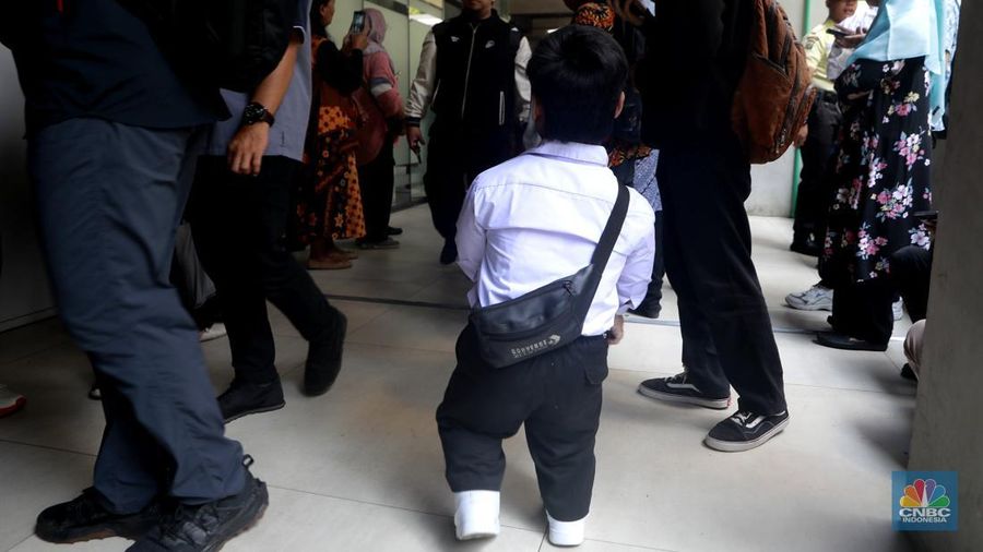 Zidan, pemuda berusia 20 tahun asal Depok yang hidup dengan kondisi dwarfisme, tampak antusias saat berkeliling area bursa kerja di gelaran Job Fair dan Upskilling Disabilitas di Taman Ismail Marzuki (TIM), Jakarta Pusat, Senin (3/11/2025). (CNBC Indonesia/Muhammad Sabki)