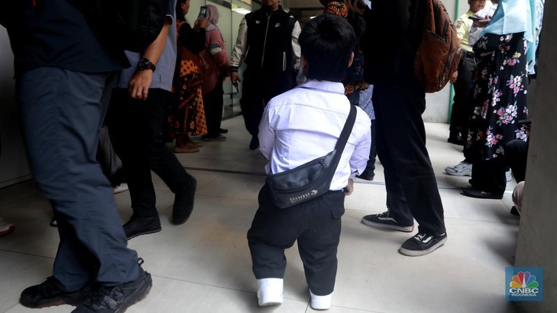 Zidan, pemuda berusia 20 tahun asal Depok yang hidup dengan kondisi dwarfisme, tampak antusias saat berkeliling area bursa kerja di gelaran Job Fair dan Upskilling Disabilitas di Taman Ismail Marzuki (TIM), Jakarta Pusat, Senin (3/11/2025). (CNBC Indonesia/Muhammad Sabki)