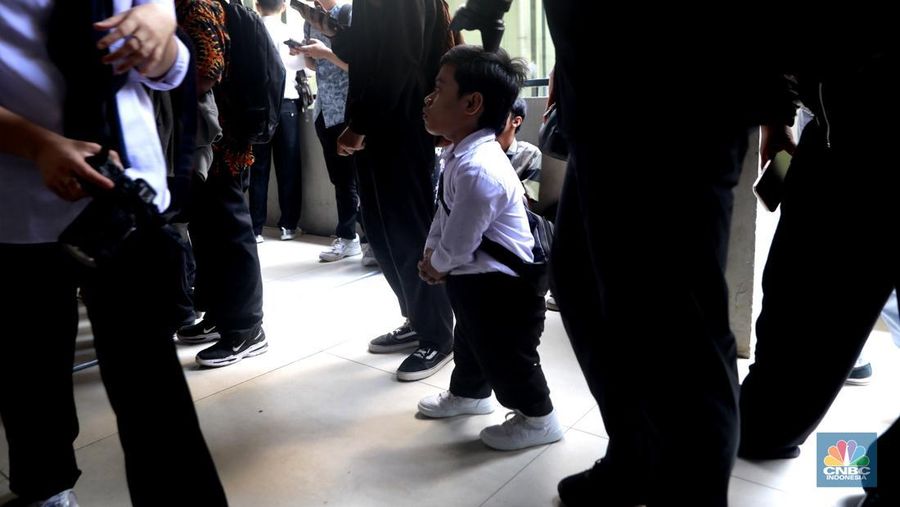 Zidan, pemuda berusia 20 tahun asal Depok yang hidup dengan kondisi dwarfisme, tampak antusias saat berkeliling area bursa kerja di gelaran Job Fair dan Upskilling Disabilitas di Taman Ismail Marzuki (TIM), Jakarta Pusat, Senin (3/11/2025). (CNBC Indonesia/Muhammad Sabki)