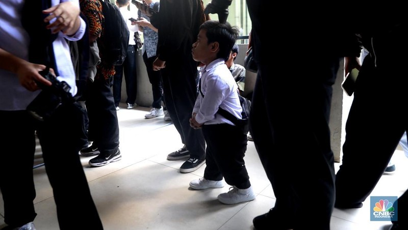 Zidan, pemuda berusia 20 tahun asal Depok yang hidup dengan kondisi dwarfisme, tampak antusias saat berkeliling area bursa kerja di gelaran Job Fair dan Upskilling Disabilitas di Taman Ismail Marzuki (TIM), Jakarta Pusat, Senin (3/11/2025). (CNBC Indonesia/Muhammad Sabki)