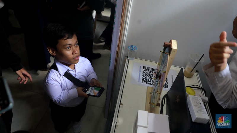 Zidan, pemuda berusia 20 tahun asal Depok yang hidup dengan kondisi dwarfisme, tampak antusias saat berkeliling area bursa kerja di gelaran Job Fair dan Upskilling Disabilitas di Taman Ismail Marzuki (TIM), Jakarta Pusat, Senin (3/11/2025). (CNBC Indonesia/Muhammad Sabki)