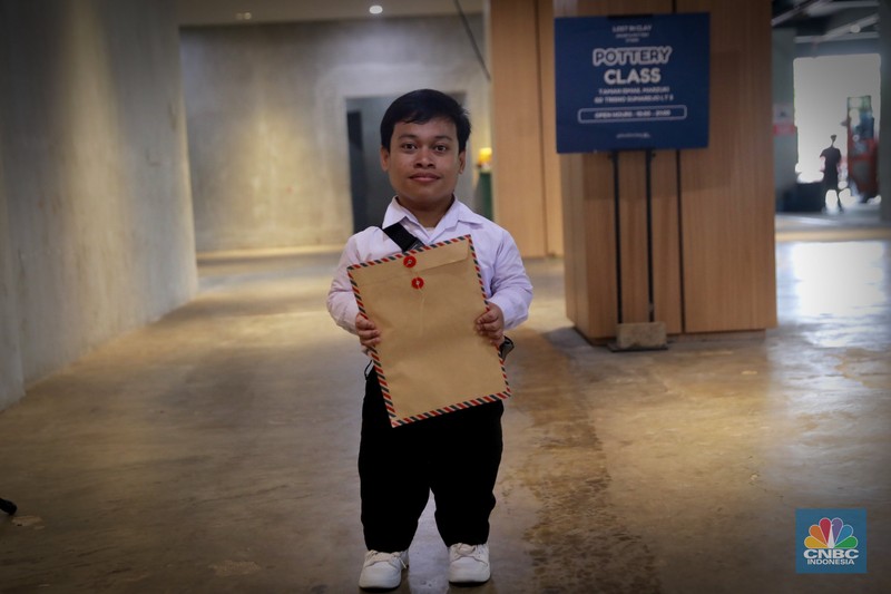 Zidan, pemuda berusia 20 tahun asal Depok yang hidup dengan kondisi dwarfisme, tampak antusias saat berkeliling area bursa kerja di gelaran Job Fair dan Upskilling Disabilitas di Taman Ismail Marzuki (TIM), Jakarta Pusat, Senin (3/11/2025). (CNBC Indonesia/Muhammad Sabki)