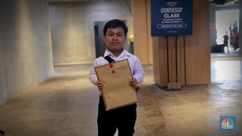 Zidan, pemuda berusia 20 tahun asal Depok yang hidup dengan kondisi dwarfisme, tampak antusias saat berkeliling area bursa kerja di gelaran Job Fair dan Upskilling Disabilitas di Taman Ismail Marzuki (TIM), Jakarta Pusat, Senin (3/11/2025). (CNBC Indonesia/Muhammad Sabki)