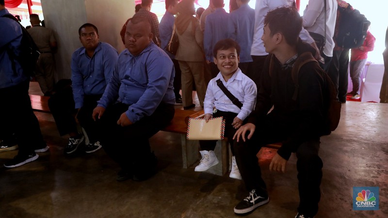 Zidan, pemuda berusia 20 tahun asal Depok yang hidup dengan kondisi dwarfisme, tampak antusias saat berkeliling area bursa kerja di gelaran Job Fair dan Upskilling Disabilitas di Taman Ismail Marzuki (TIM), Jakarta Pusat, Senin (3/11/2025). (CNBC Indonesia/Muhammad Sabki)