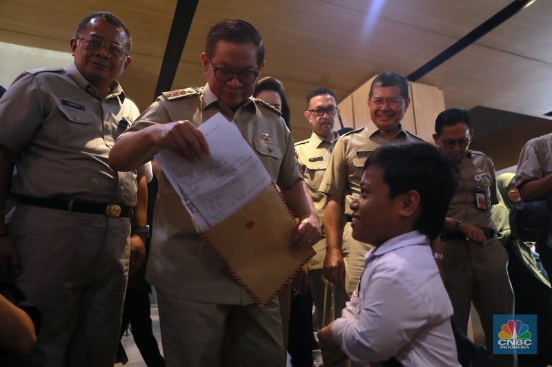 Zidan, pemuda berusia 20 tahun asal Depok yang hidup dengan kondisi dwarfisme, tampak antusias saat berkeliling area bursa kerja di gelaran Job Fair dan Upskilling Disabilitas di Taman Ismail Marzuki (TIM), Jakarta Pusat, Senin (3/11/2025). (CNBC Indonesia/Muhammad Sabki)