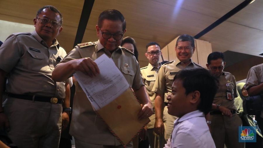 Zidan, pemuda berusia 20 tahun asal Depok yang hidup dengan kondisi dwarfisme, tampak antusias saat berkeliling area bursa kerja di gelaran Job Fair dan Upskilling Disabilitas di Taman Ismail Marzuki (TIM), Jakarta Pusat, Senin (3/11/2025). (CNBC Indonesia/Muhammad Sabki)